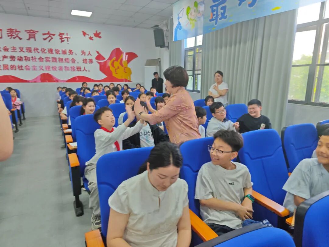 致每一颗向阳生长的童心”——青春期心理健康与品德修养专题讲座